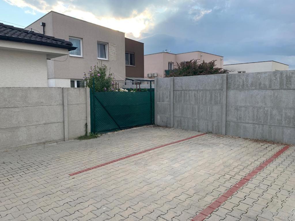 Modern 2 Bed House Near Bratislava With Parking Apartamento Rovinka Exterior foto